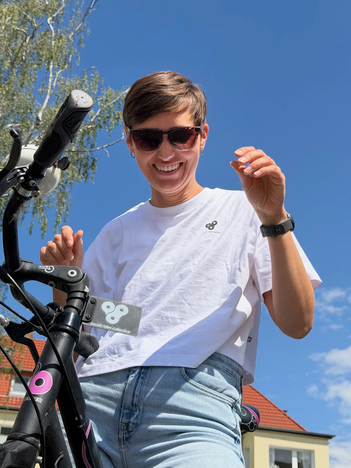 Beladenes Fahrrad bei einer Pause vor einem alten Haus