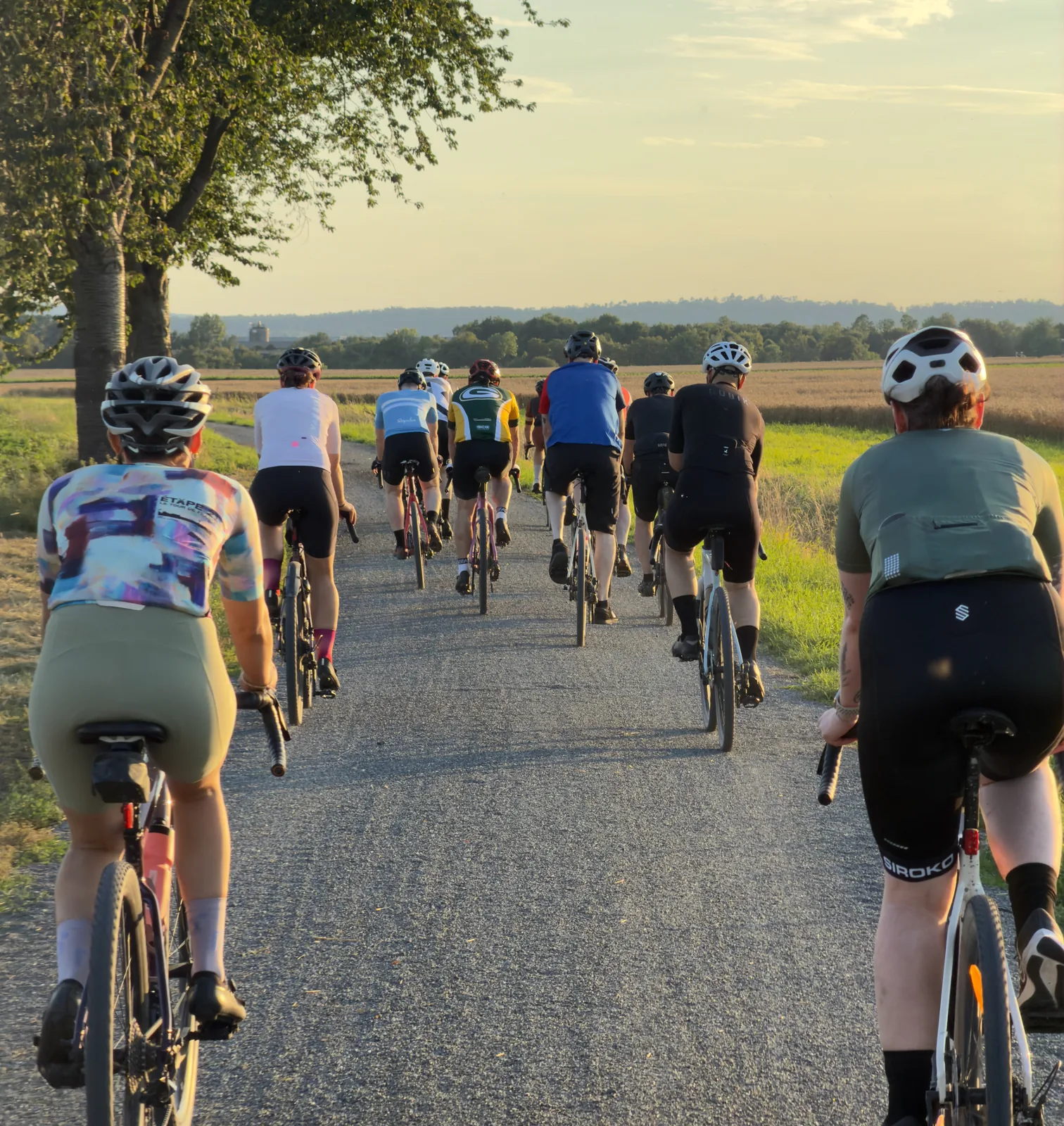 Große Gruppe des social rides collective auf einer gemeinsamen Ausfahrt im Abendlicht