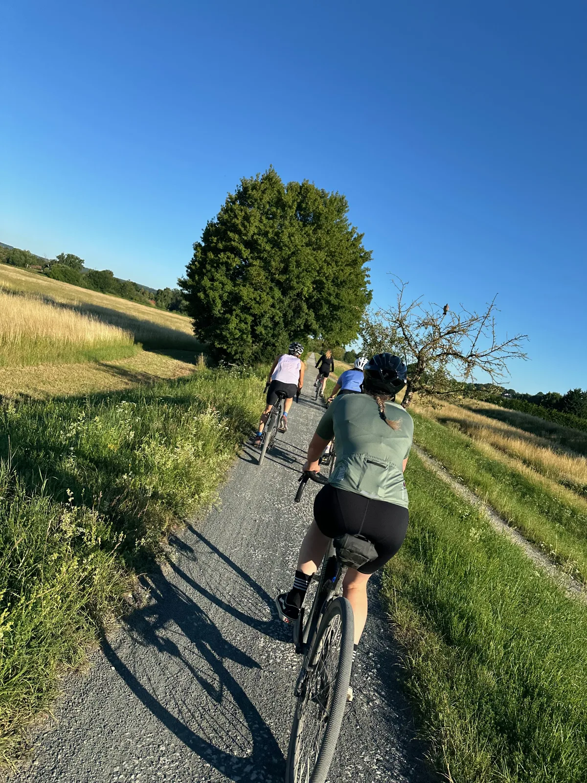 Menschen begegnen sich bei einem social rides collective Treffen